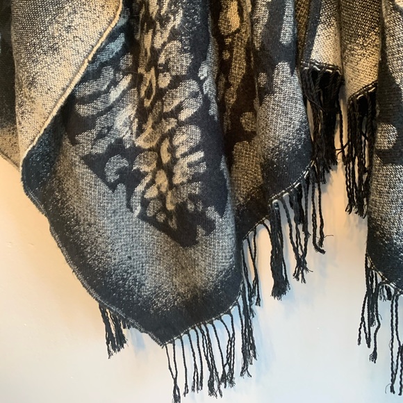 Accessory Street Flowy Sparkle Animal Poncho - Picture 6 of 6